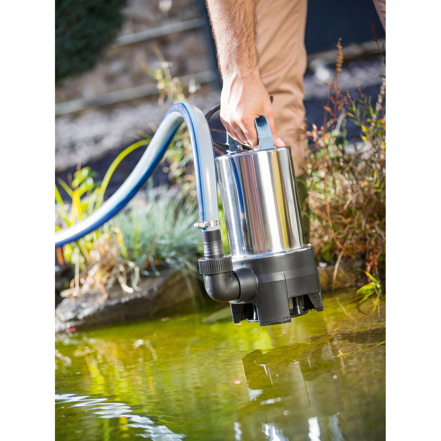 Tauchpumpe 1100W im Einsatz: Schmutzwasserpumpe zum Abpumpen von Wasser aus einem Teich.