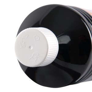 Detailaufnahme: Flasche Flambiol Petroleum Heizöl mit weißem Verschluss.