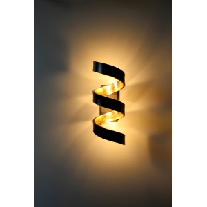Moderne LED-Wandleuchte Helix in Schwarz-Gold, spiralförmiges Design, warmweißes Licht.