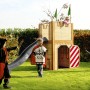 Axi Spielhaus Arthur mit Rutsche im Garten, Kinder spielen Ritter und Prinzessin.