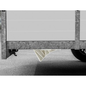 LAS Unterlegkeil mit Halter am PKW-Anhänger zur Radfixierung.