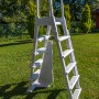 Weiße Gre Sicherheitsleiter aus HDPE mit 2x4 Stufen für Aufstellpools im Garten.
