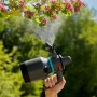 Gardena Drucksprüher 1,25 l in Aktion: Bewässerung im Garten mit verstellbarer Düse.
