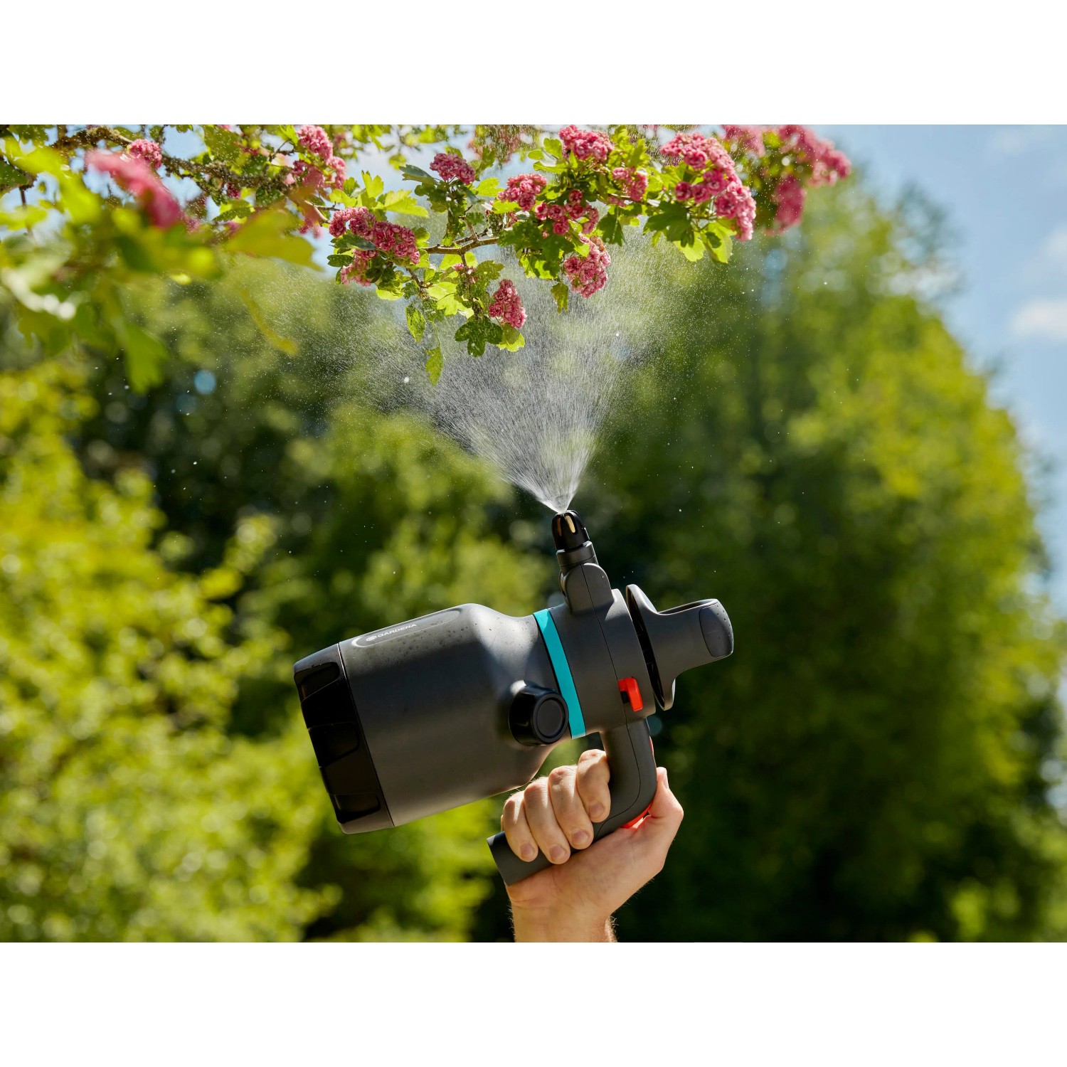 Gardena Drucksprüher 1,25 l in Aktion: Bewässerung im Garten mit verstellbarer Düse.
