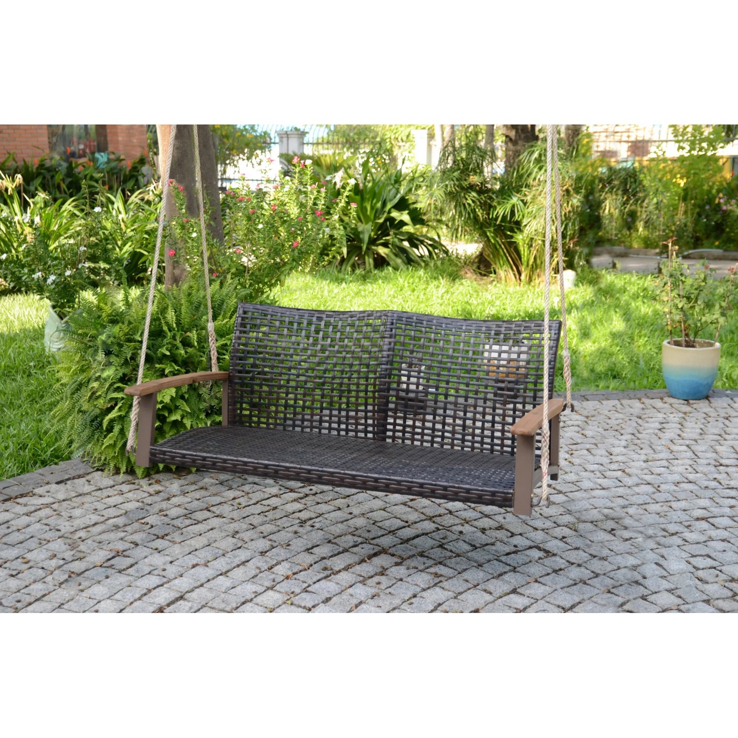 Braune Garden Pleasure Hängebank Cuneo aus Kunststoffgeflecht und Akazienholz für Garten und Terrasse.