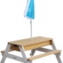 Axi Nick Sand- & Wasser-Picknicktisch braun-weiß mit blauem Sonnenschirm.