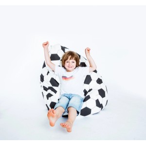Kind sitzt entspannt im Sitzsack BeanBag Fußball, schwarz-weiß gemustert.
