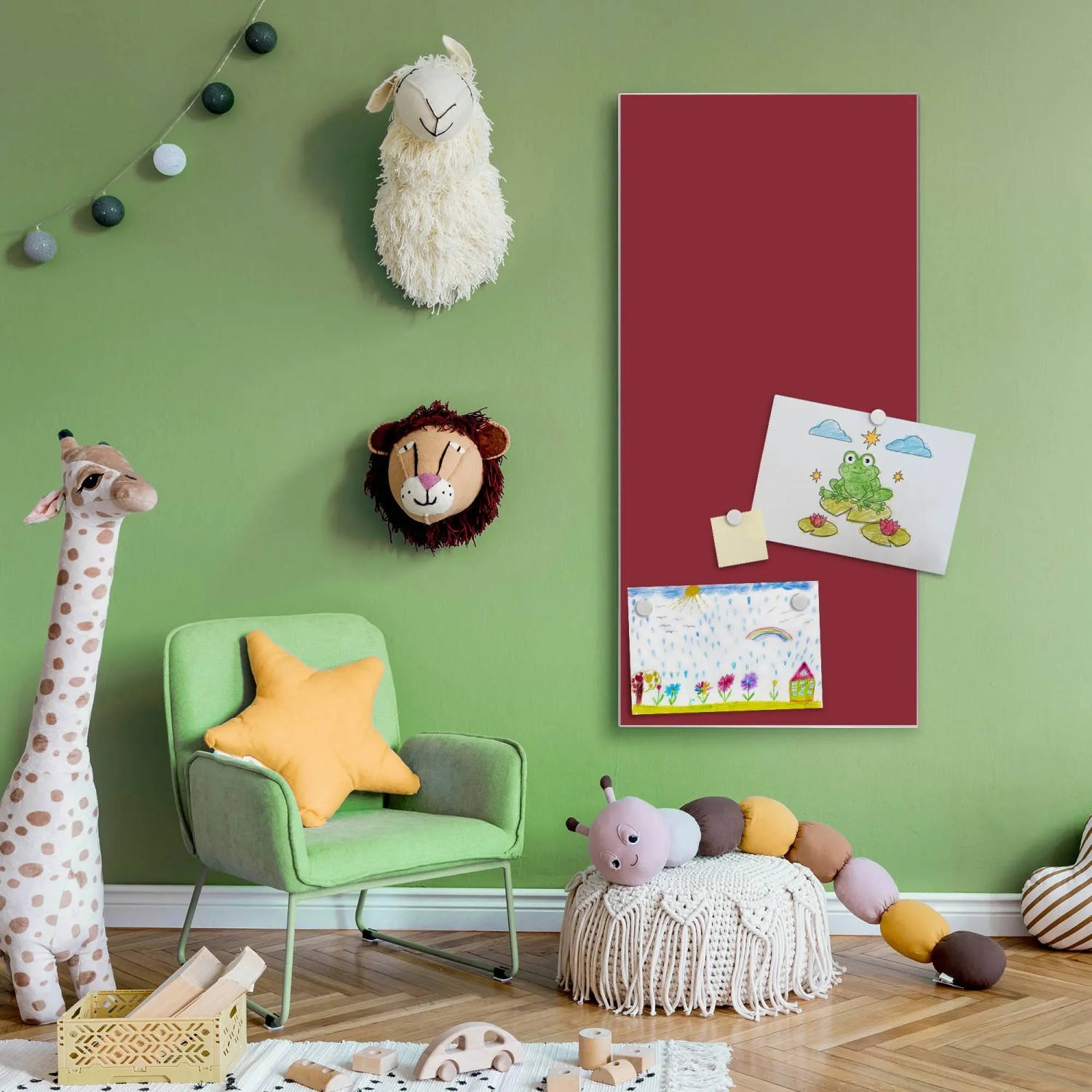 Banjado Magnettafel 37x78cm in Burgunderrot mit Magneten und Kinderzeichnungen an einer grünen Wand.