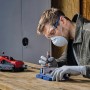 Einhell Akku-Schleif-/Gravur-Werkzeug TE-MT 18/34 Li-Solo in Nutzung mit Schutzmaske und Handschuhen.