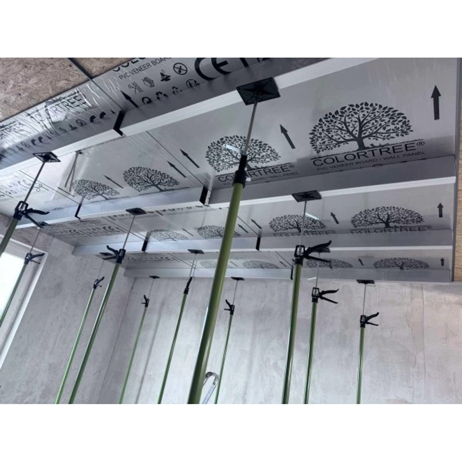 Colortree Wandpaneele in Schwarz mit Struktur, angebracht an einer Decke mit Montagehilfe.