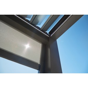 Biohort Sonnenschutzrollo für Pergola, Quarzgrau-Metallic, Detailansicht.