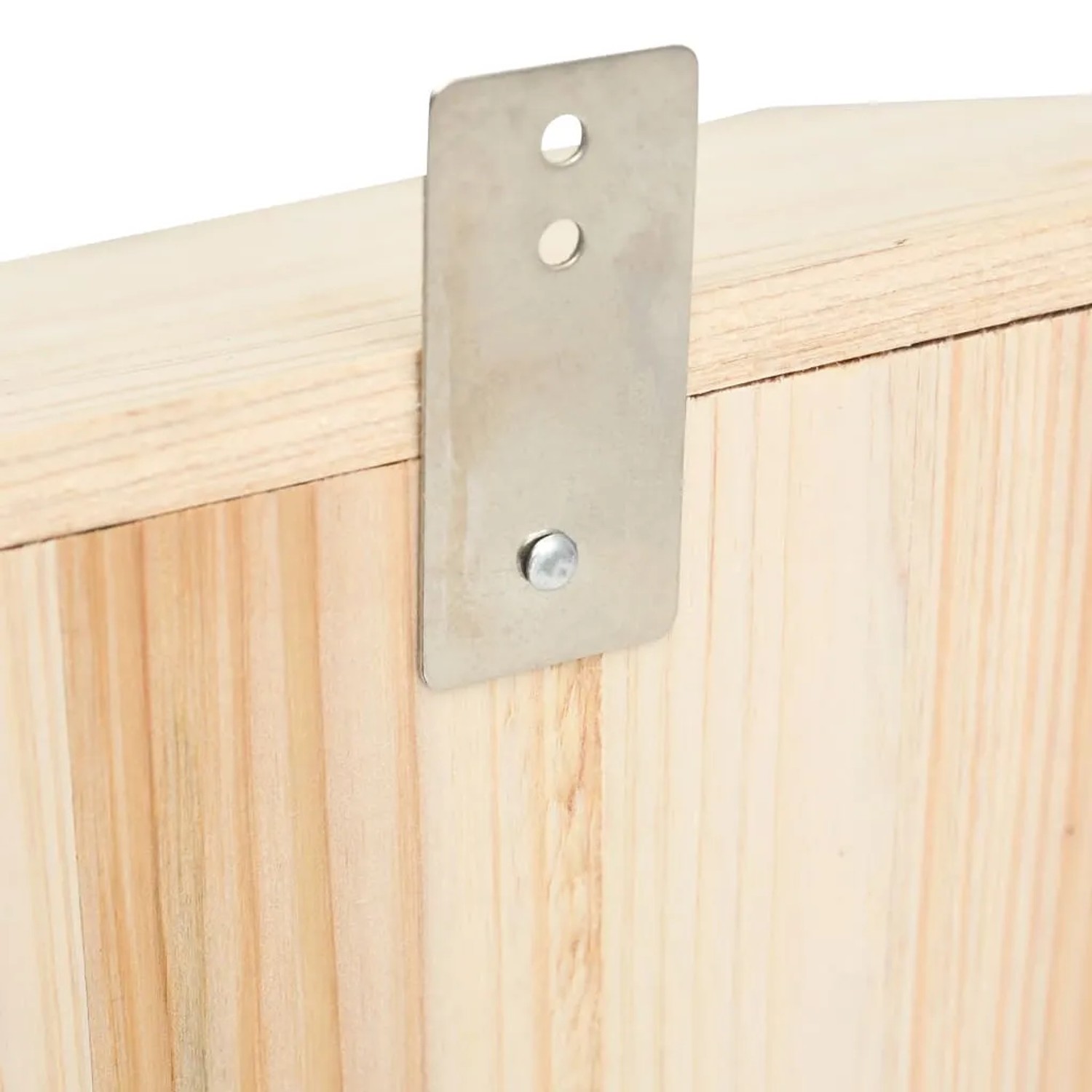 Detailaufnahme Fledermauskasten aus Tannenholz mit Metallaufhängung.