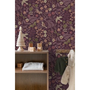 Dekorative Vliestapete mit Blumen, Vögeln und Schmetterlingen in Aubergineviolett. Ideal für Kinderzimmer.