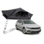 Schwarzes Juskys Autodachzelt Lago 140x240 cm auf silbernem Auto mit Leiter. Camping & Zubehör.