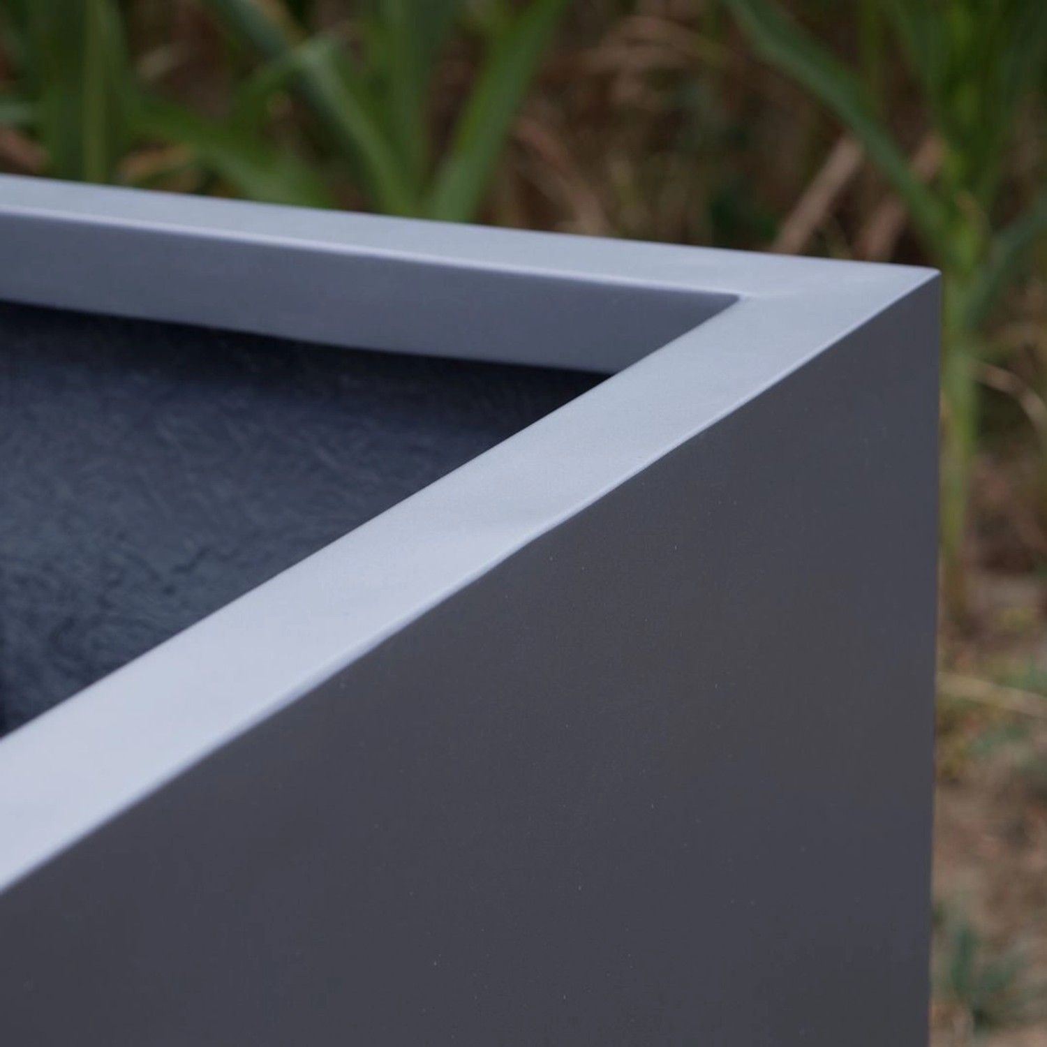 Quadratischer, anthrazit-metallic Fiberglas Pflanzkübel (60x60x60cm) für Innen- und Außenbereich.