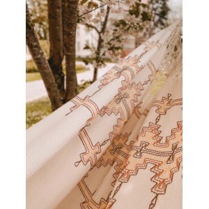 Detailansicht der Amazonas Hängematte Rio Boho (230x160cm) mit Muster und Veranda im Garten.