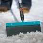 Gardena combisystem Stoßscharre 30 cm im Einsatz zum Entfernen von Schnee.