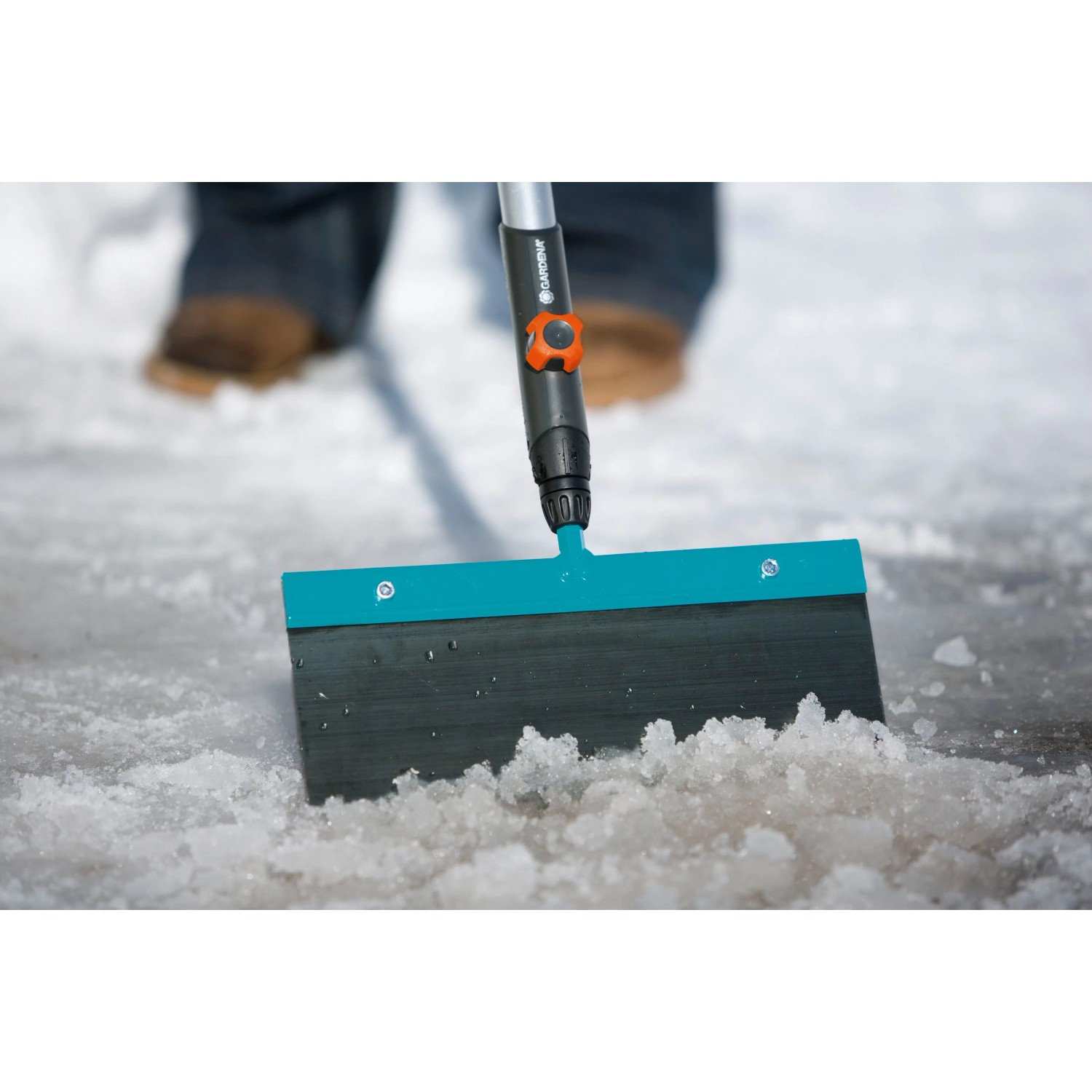 Gardena combisystem Stoßscharre 30 cm im Einsatz zum Entfernen von Schnee.
