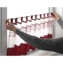 Gardinia Klemmstange Press&Go, weiß, 30-50cm, mit roter Scheibengardine am Fenster befestigt.