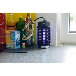 Gardigo Fluginsektenvernichter für 50 m²: Elektrische Fliegenfalle mit UV-Licht auf einer Küchentheke.