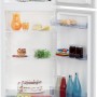 Gefüllter, weißer Kühlschrank der pino Küchenzeile mit geöffneter Tür. Lebensmittel auf mehreren Ebenen sichtbar.