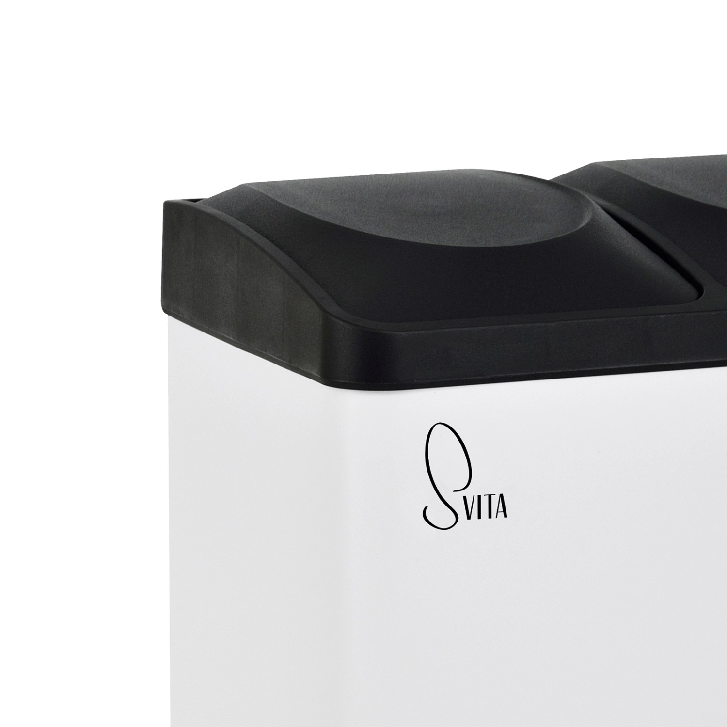 Detailansicht: Weißer Svita Trennmülleimer 40L mit schwarzem Deckel und Logo.