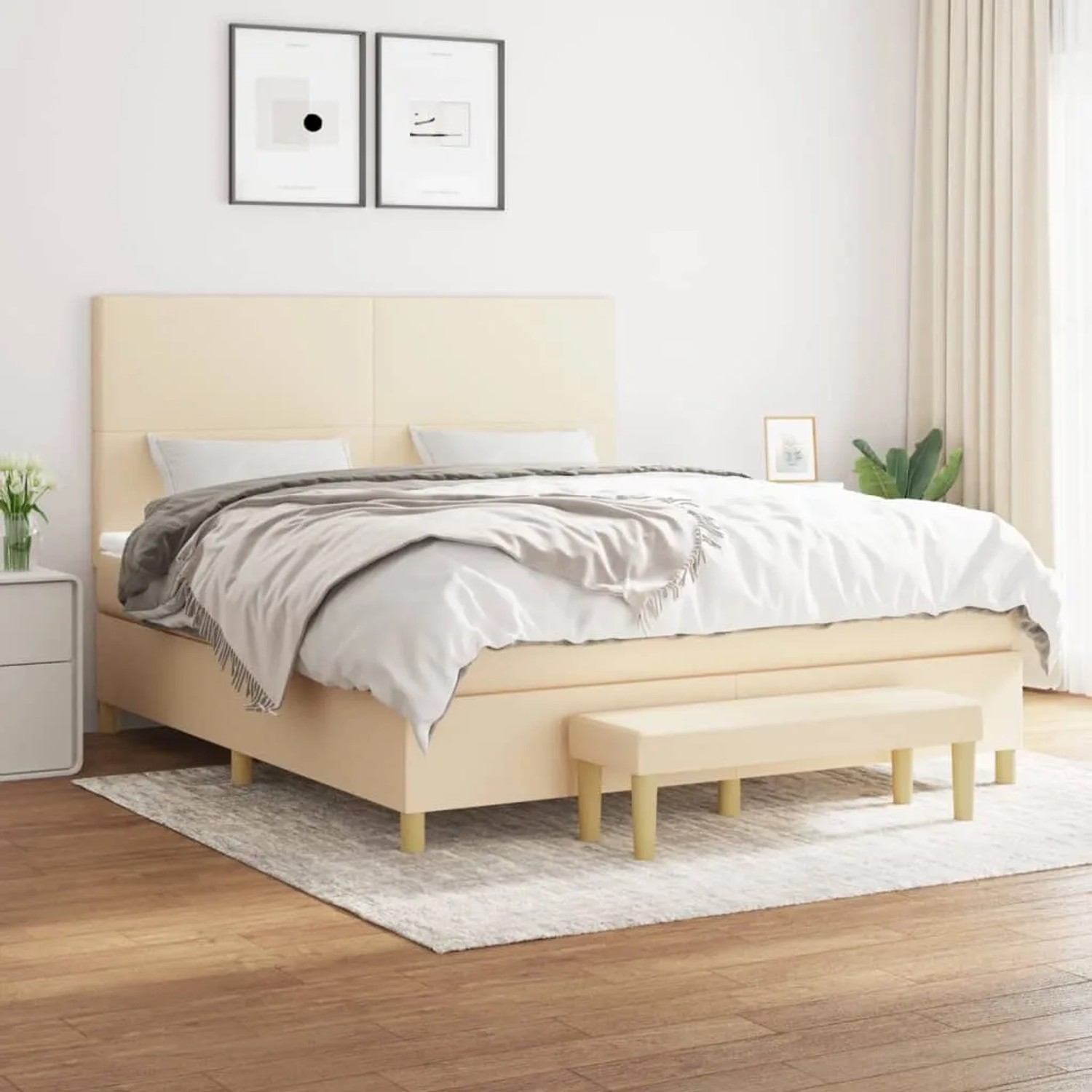 Cremefarbenes Boxspringbett 180x200 cm mit Matratze und Bank, Stoffbezug.