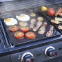 Char-Broil Universalgrillplatte Plus mit Speisen auf Grill. Grillzubehör für vielfältige Zubereitung.