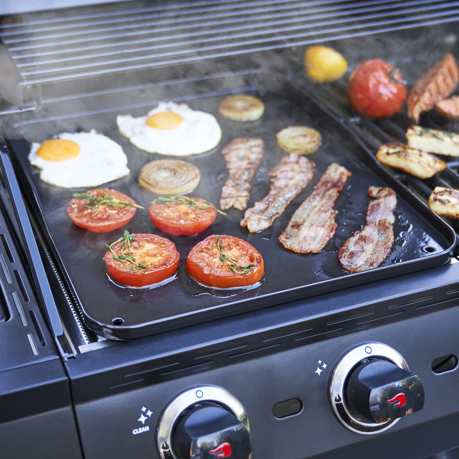 Char-Broil Universalgrillplatte Plus mit Speisen auf Grill. Grillzubehör für vielfältige Zubereitung.
