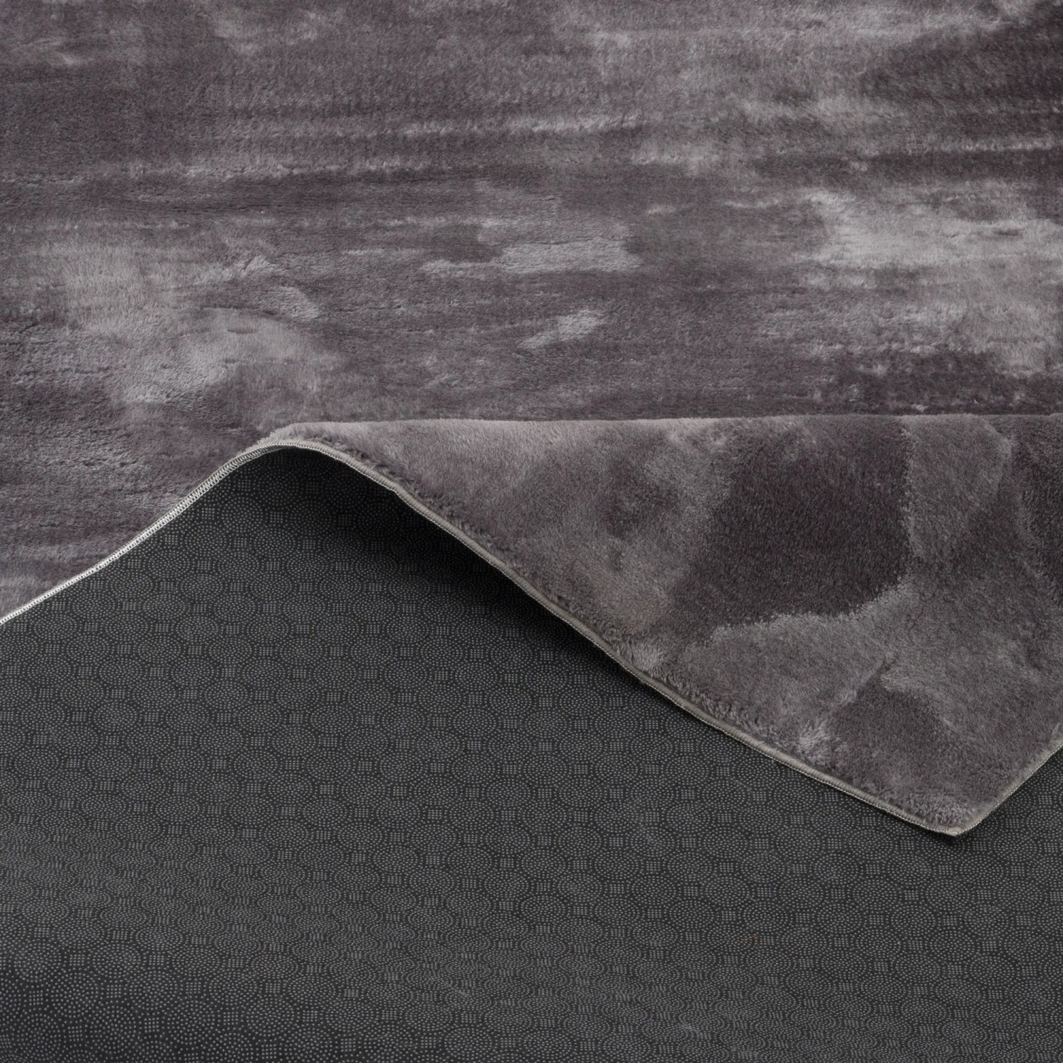 Pergamon Luxus Fellteppich Pearl Anthrazit (160x230cm), Detailansicht mit Teppichrücken.