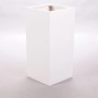 Eleganter, perlmutt-weißer Fiberglas Pflanzkübel Säule, 38x38x70cm, für Innen- und Außenbereich.