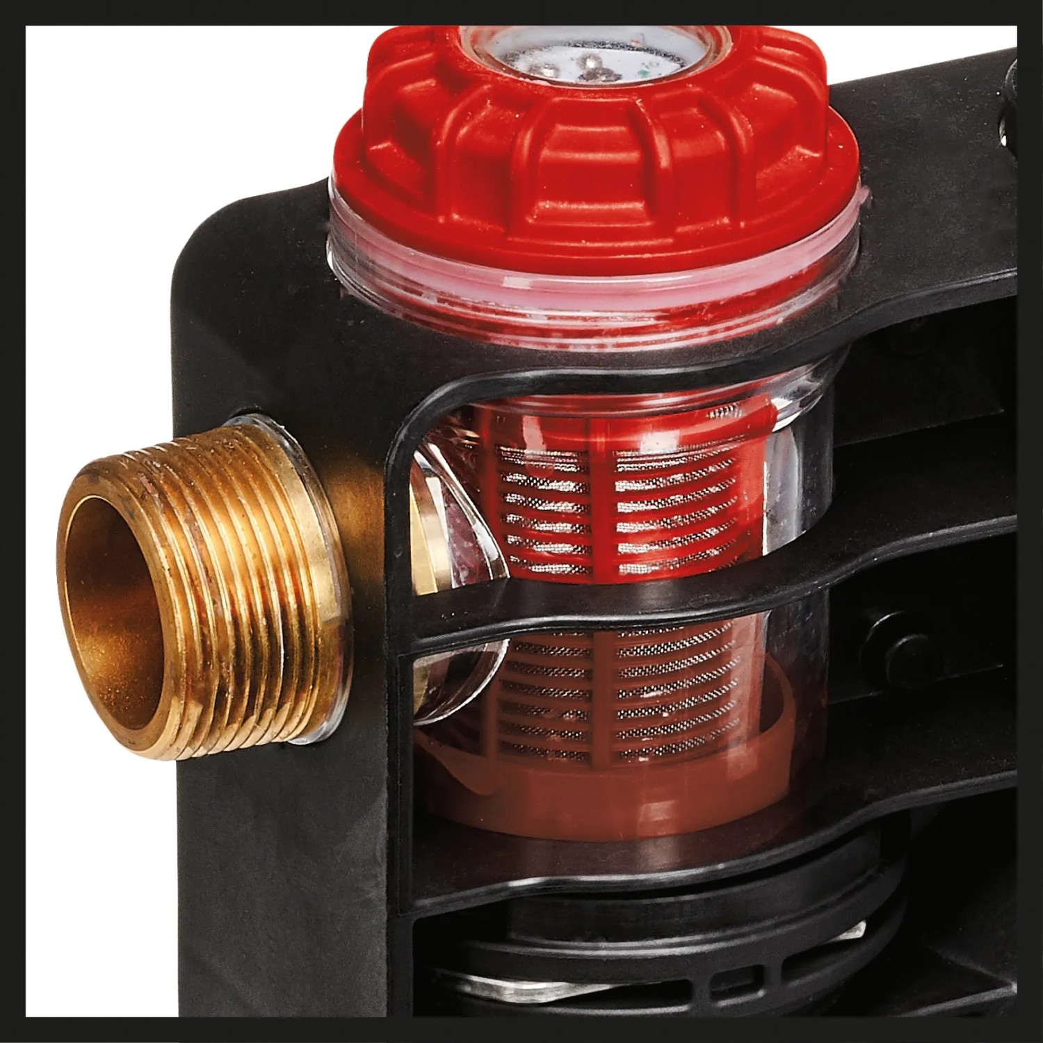 Detailaufnahme des Einhell GE-AW 1246 N FS Hauswasserautomaten mit Wasserfilter und Anschluss.