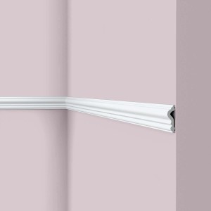 Weiße NOEL & MARQUET Wandleiste WL11 (200cm) an einer rosa Wand. Zubehör für Paneele.