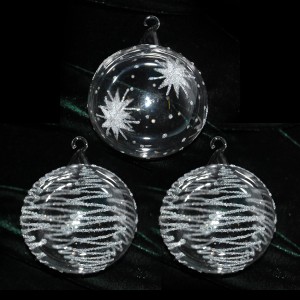 3 transparente Glaskugeln 8cm, mundgeblasen, mit Silber-Glitter-Dekor: Sterne und Wellen. Für Weihnachtsbaum.