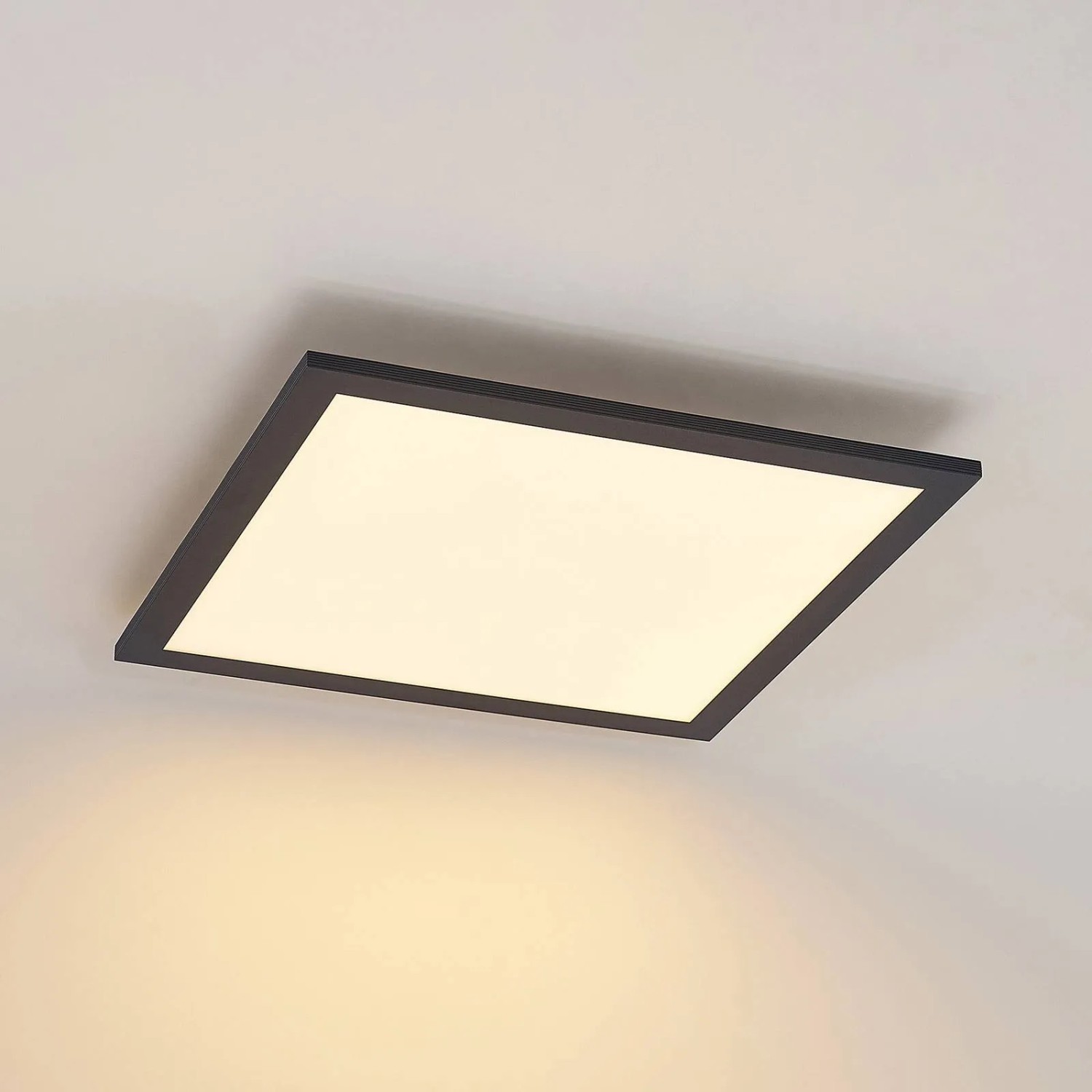 Quadratisches, dimmbares Lindby LED Panel Nelios in Schwarz aus Aluminium für Wohnzimmer.