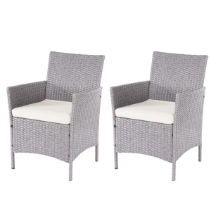 Zwei graue Poly-Rattan Gartensessel Halden mit cremefarbenen Sitzkissen und Armlehnen. 2er-Set Gartenstühle.