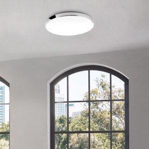 Weiße Brilo LED-Deckenleuchte Malbona (Ø 35,5 cm) mit Chromrand an Zimmerdecke.