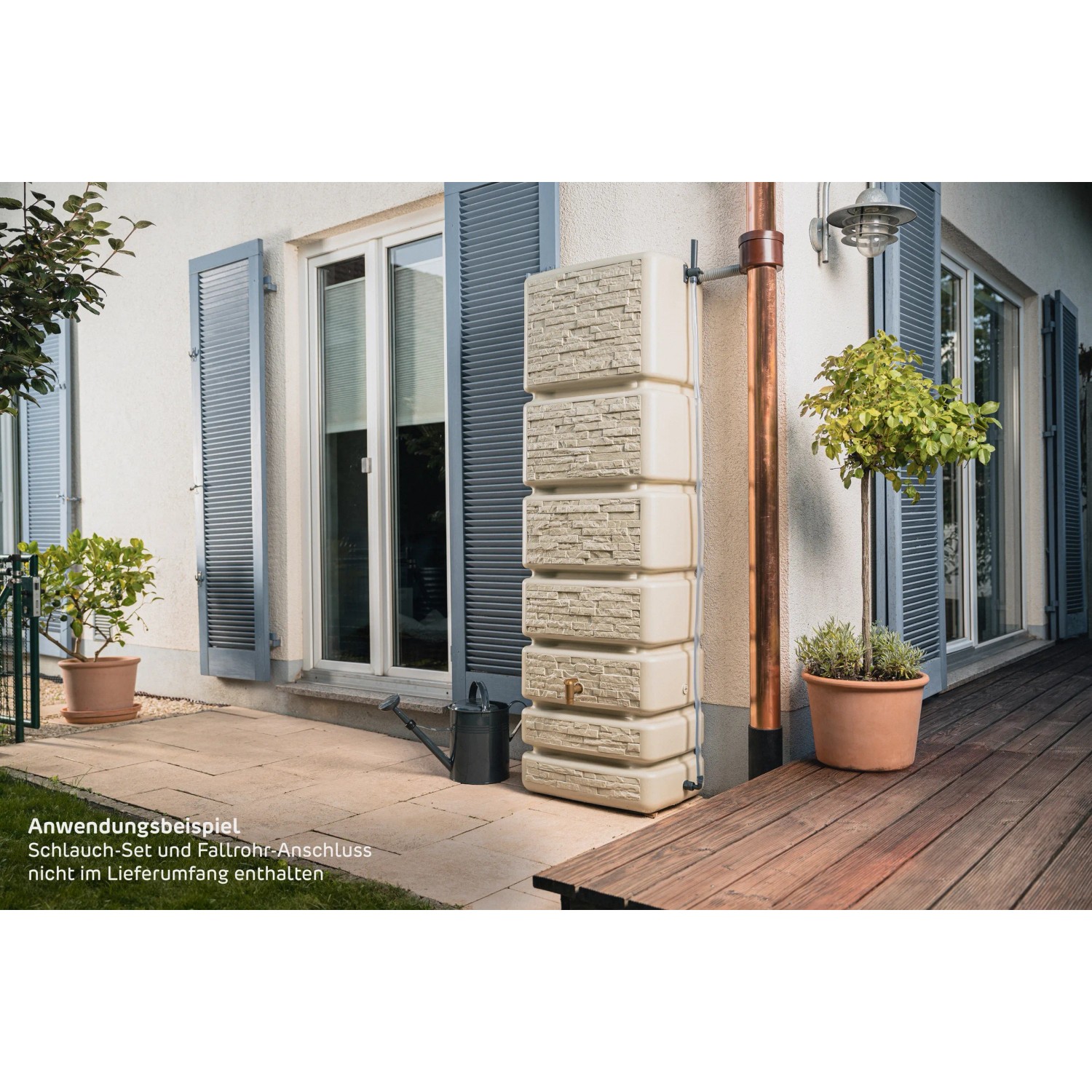 4rain Wandtank Slim Stone Decor 350 l in Sandbeige vor Hauswand. Regentonne mit Steinoptik.