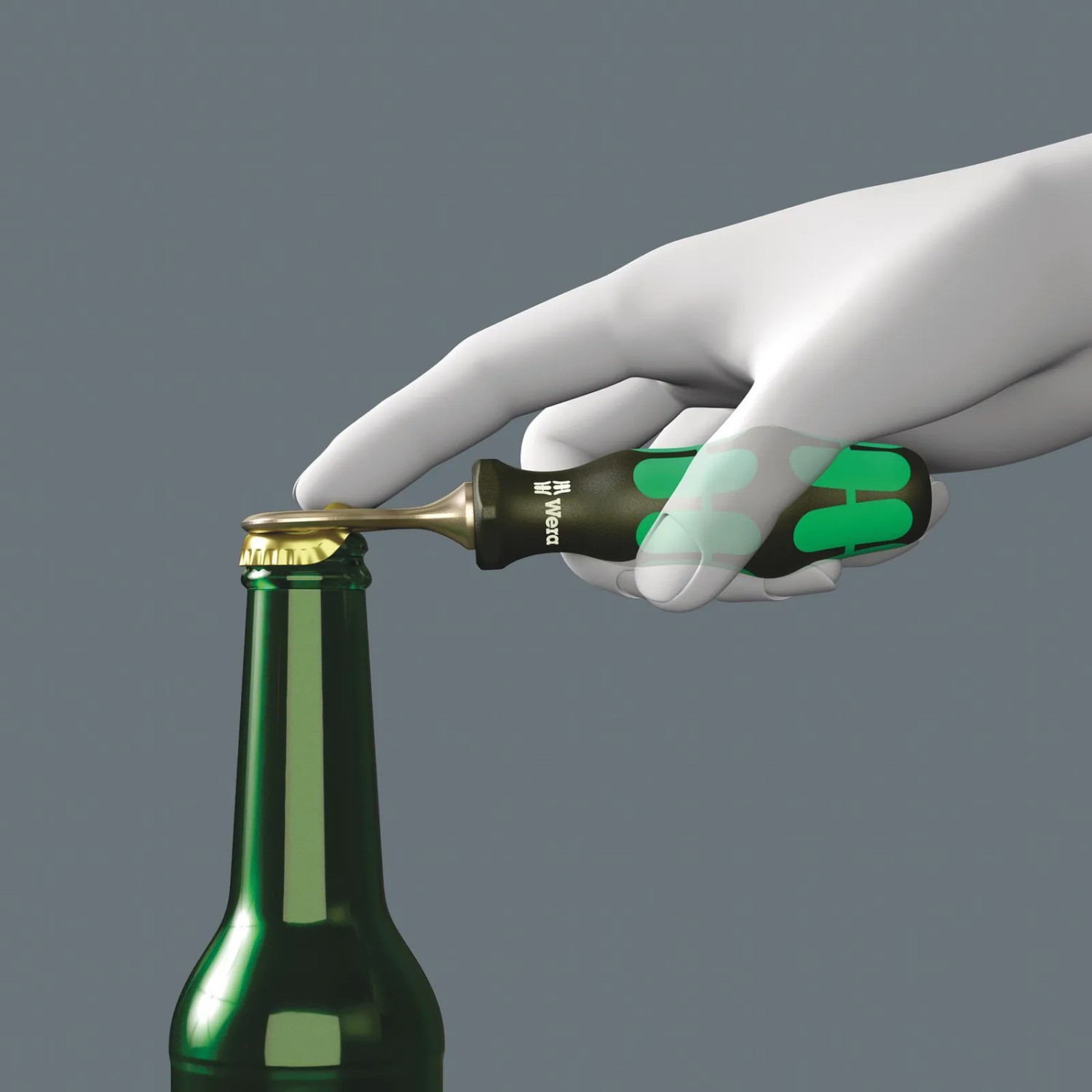 Wera Schraubendreher-Set: Hand öffnet Flasche mit Flaschenöffner-Schraubendreher.