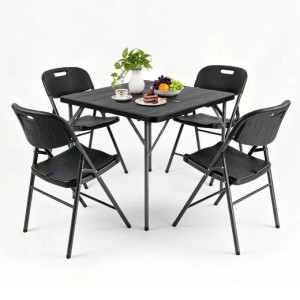Schwarze Gartengarnitur klappbar für 4 Personen: Klapptisch mit Holzmaserung und vier Klappstühle. Ideal für Balkon & Garten.