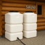 Zwei weiße, quadratische KMND 500L Trinkwasser Wassertanks mit schwarzen Deckeln, einer mit Schlauchanschluss, vor Holzwand.