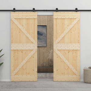 Zwei natürliche Kiefernholz-Schiebetüren mit schwarzem Schienensystem. Modernes, platzsparendes Design für Innenräume.