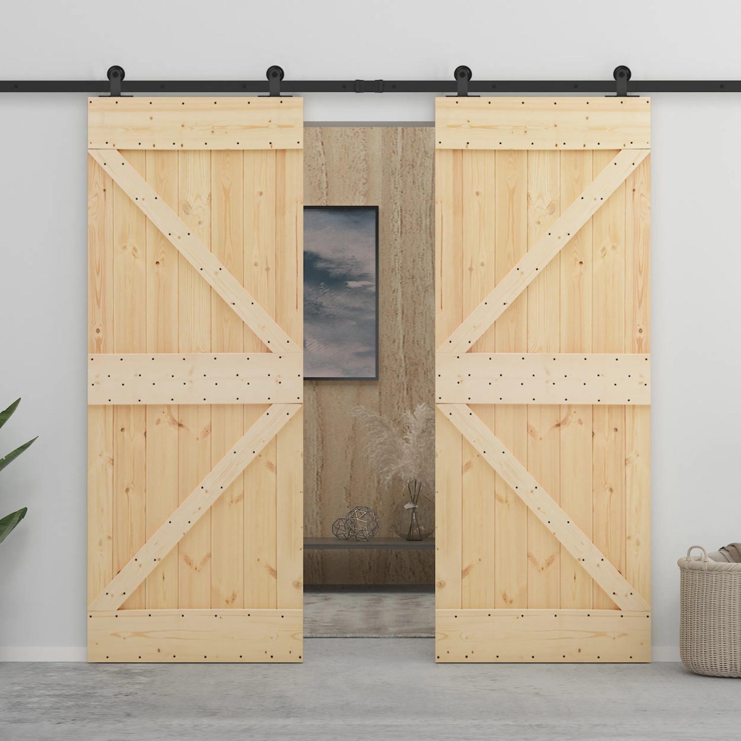 Zwei natürliche Kiefernholz-Schiebetüren mit schwarzem Schienensystem. Modernes, platzsparendes Design für Innenräume.
