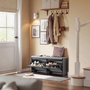 Schwarze SoBuy Schuhbank FSR98-XL-SCH mit zwei Klappen und gepolsterter Sitzfläche im Flur.