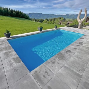 Blauer KWAD Styropor Pool Easy mit Ecktreppe rechts, 6x3x1,5 m, eingebaut im Garten.
