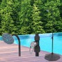 Schwarze vidaXL Solardusche (20L) aus Aluminium und HDPE am Pool.