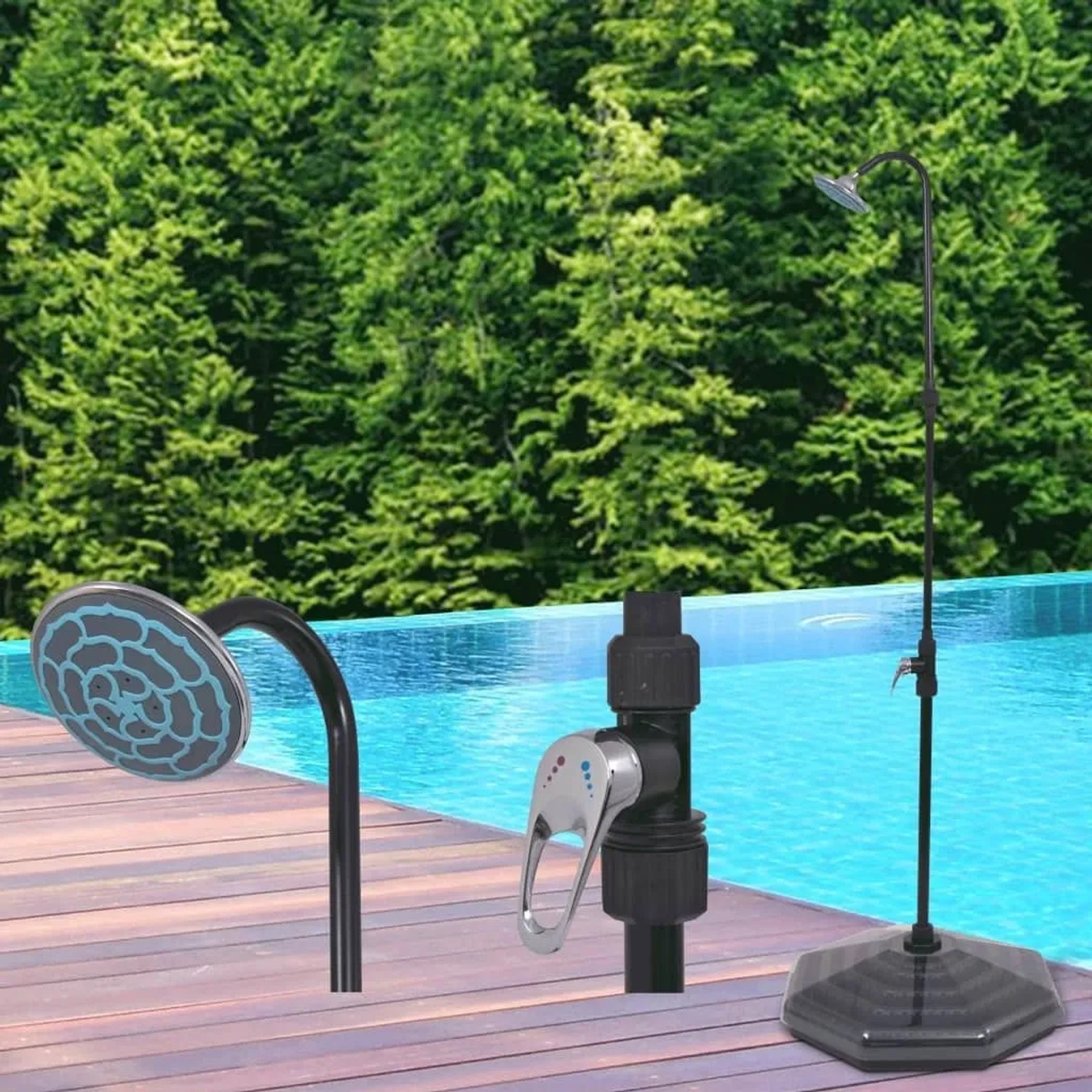 Schwarze vidaXL Solardusche (20L) aus Aluminium und HDPE am Pool.
