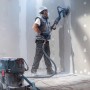 Bosch Expert Schleifnetz-Set mit Exzenterschleifer und Staubsauger im Einsatz.