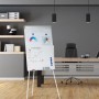 Weißes, höhenverstellbares Flipchart Whiteboard mit silbernem Alurahmen im Büro. Magnetisch, 90x60 cm.