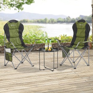 Grüne Juskys Campingstühle Lido mit Getränkehalter und Tragetasche auf Terrasse.